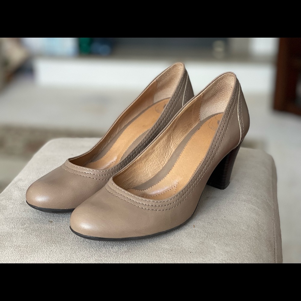 Leather pumps with padded sole.